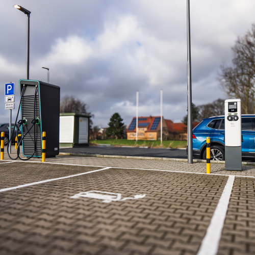 Parkplatz mit Ladesäule