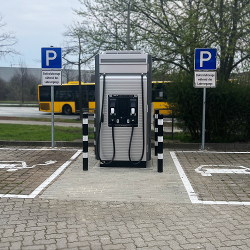 Zwei Parkplätze mit gemeinsamer Ladesäule