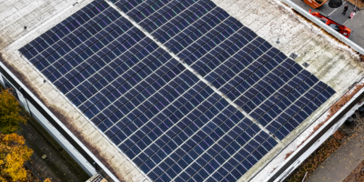 Photovoltaikanlage auf einem Nettomarkt von oben