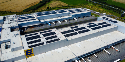 Vogelperspektive auf eine Photovoltaik-Anlage auf dem Logistikzentrum der EDEKA in Lauenau