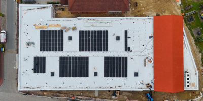 Luftbild des Gebäudedaches mit Photovoltaikanlage