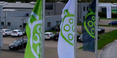 Drei Fahnen im Wind mit chargecats-Logo ind weiß, grün und anthrazit