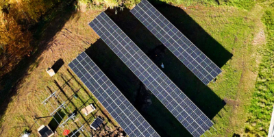 Vogelperspektive auf Photovoltaik-Anlage in der Freifläche.