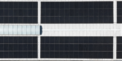 Luftbild eines Gebäudedaches mit Photovoltaikanlage