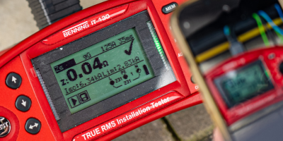 Draufsicht auf ein Handy, welches eine Aufnahme von einem Leitungsprüfgerät macht.