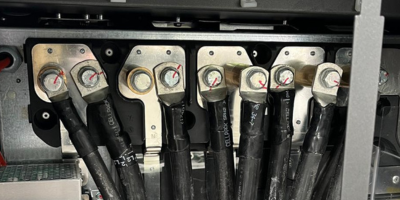 Angeschlossene Leitungen an einer Ladesäule.