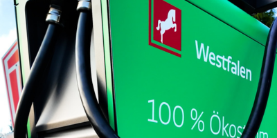 Nahe Ansicht auf linke Seite eines Schnellladers gebrandet mit Westfalen