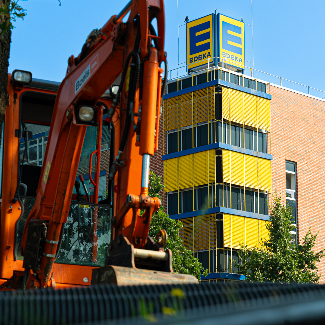 EDEKA-Geb&auml;ude mit Bagger 