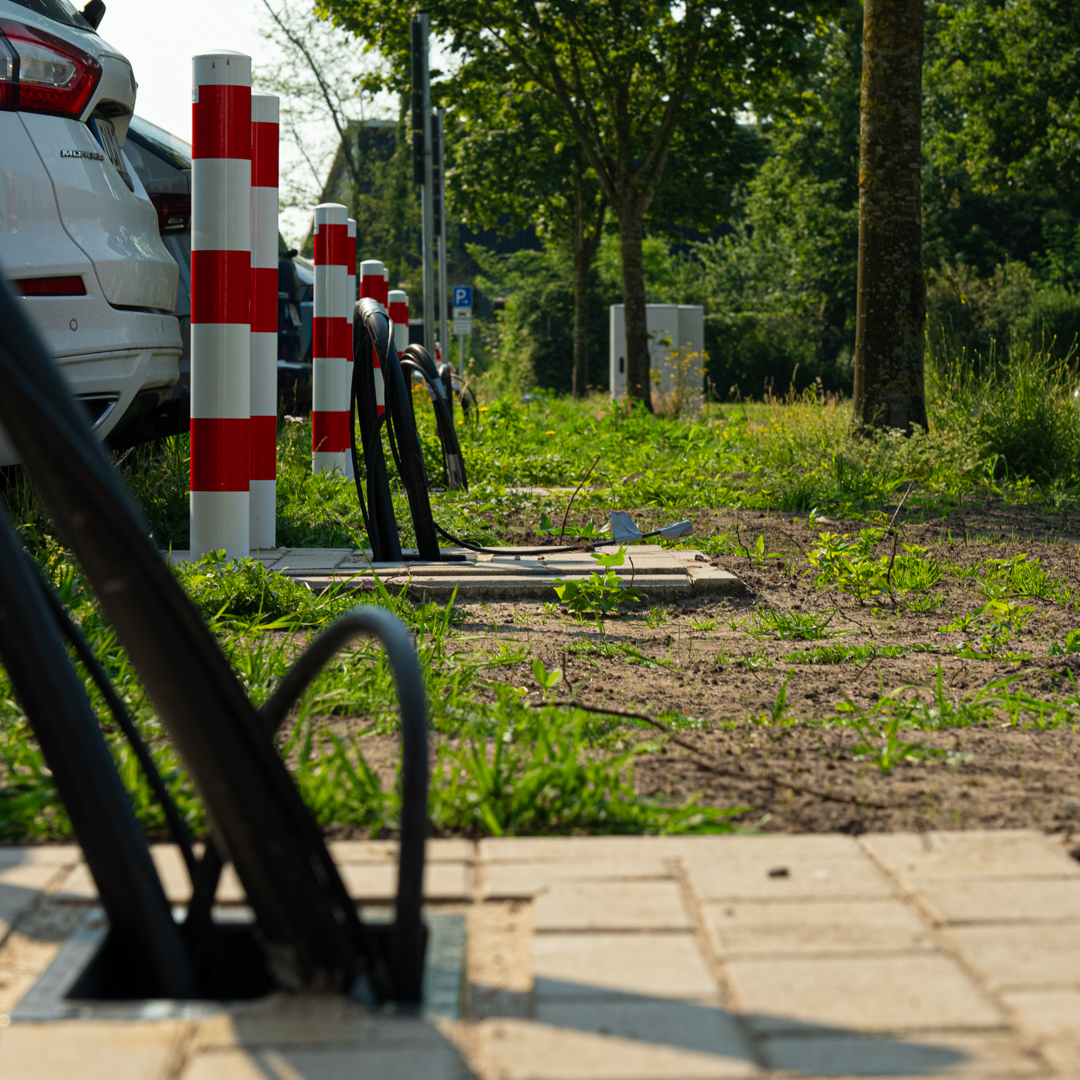 Kabelstr&auml;nge neben Parkplatz vorbereitet f&uuml;r die Installation von Lades&auml;ule