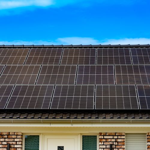 Dach eines Hauses mit Photovoltaik