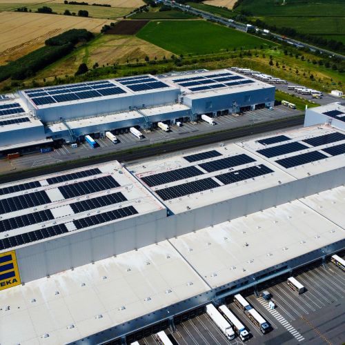 Luftbild des Edeka Lauenau mit Photovoltaikanlage