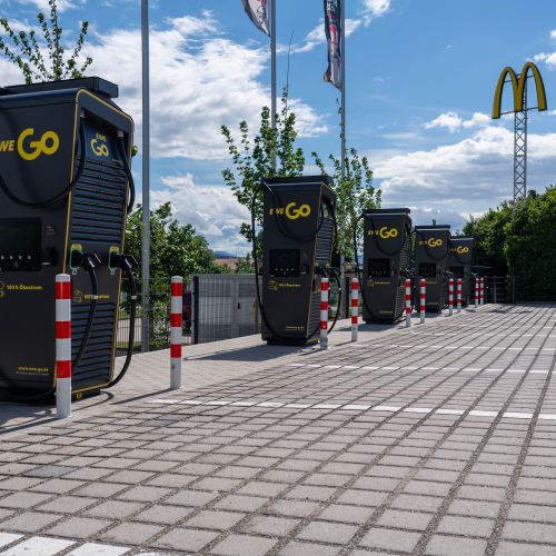 Zwei Parkplätze mit gemeinsamer Ladesäule