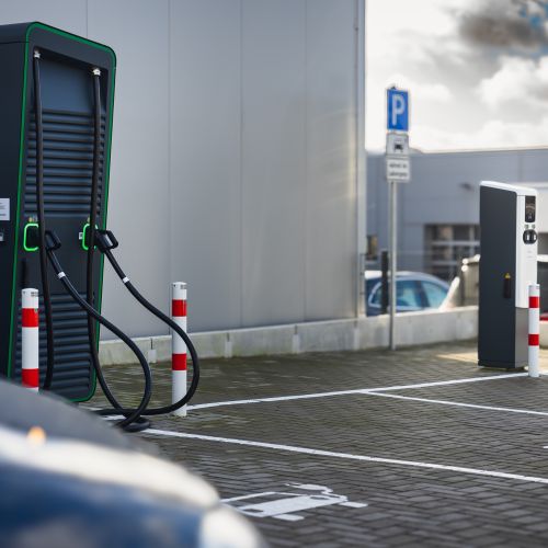 Geb&auml;udeseite mit Lades&auml;ule und zwei Parkpl&auml;tzen 