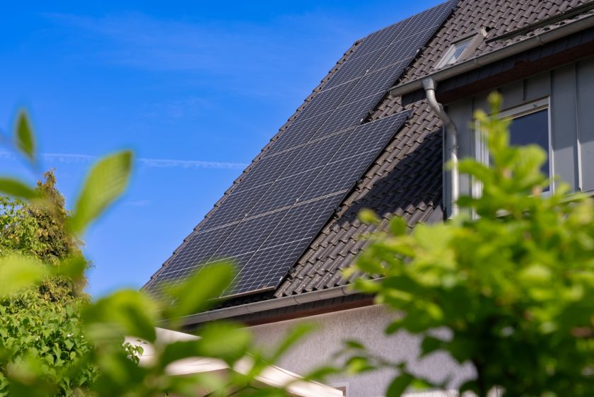 Foto des Daches eines Einfamilienhauses mit installierter Photovoltaik