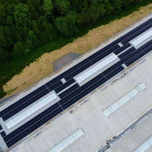 Luftbild auf das Dach mit Photovoltaikanlage