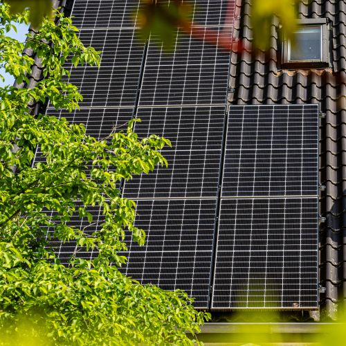 Dach eines Familienhauses mit installierter Photovoltaik